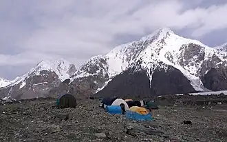 Blick vom Südlichen Engiltschek-Gletscher auf Pik Gorki (rechts) und Pik Sowetskoj Kirgisii (links)
