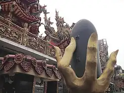 Bomben-Skulptur vor dem Tempel