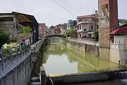 Der Bach Longdong Xi an der Grenze der Dörfer Hudong und Sanhu