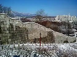 Stadtmauer in Winterlandschaft