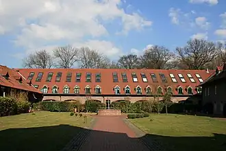 Moderner Wohnflügel an der Nordostseite