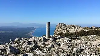 Geodätische Säule es Ferruxet (517&nbsp;Meter) auf dem Bergrücken