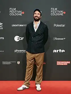 Julian Sark bei der Deutschlandpremiere von Ein schöner Ort im Oktober 2023 in Köln.