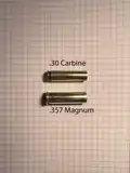 .30 Carbine Hülse im Vergleich mit einer .357 Magnum Hülse