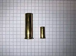 Durch den Rand optisch ähnlich: Randpatrone .357 Magnum mit Zentralfeuerzündung (links) und eine .22 lfB mit Randfeuerzündung (rechts)