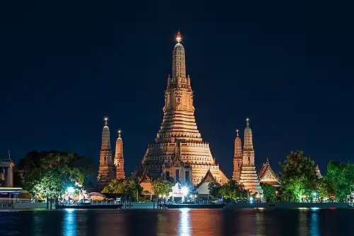Beleuchteter Wat Arun bei Nacht
