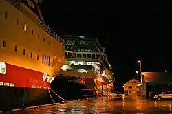Hurtigruten-Schiff am Kai in Rørvik