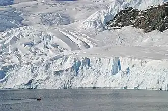 Blick auf die Mündung des Deville-Gletschers in die Andvord Bay