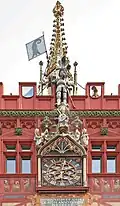 Die reich verzierter Uhr an der Hauptfassade