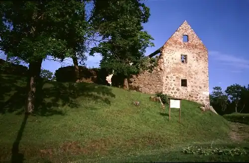 Westseite der Burg noch mit Giebelwand (2001)