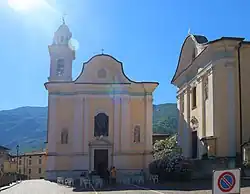 Pfarrkirche (links) und Oratorium (rechts)