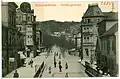 Das eingeschossige Nachbarhaus (1902) mit Satteldach rechts an der Bahnhofstraße wird später ein Ladenanbau mit Terrasse