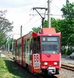 Links: Vetschauer Straße am Cottbuser Hauptbahnhof Rechts: Tram in der Vetschauer Straße