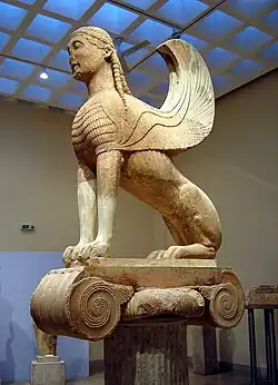 Sphinx der Naxier, um 570 v. Chr. (10 m hoch; Archäologisches Museum von Delphi)