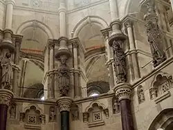 Magdeburg: Große und kleine Skulpturen am Innenchor