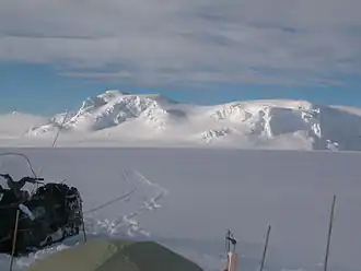 Blick über den Perunika-Gletscher auf Mount&nbsp;Bowles (links)