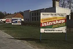 Werbeschilder an der Raststätte