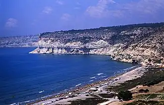Der Strand und die Küste der Episkopi-Bucht