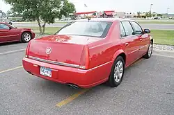 Heckansicht eines roten Cadillac DTS