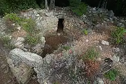 Blick von oben auf Hauptkammer mit Eingang zur Kopfnische