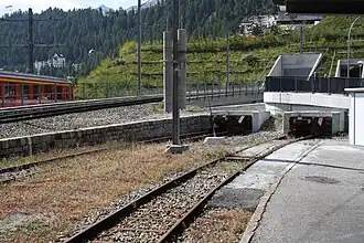 Prellböcke am westlichen Bahnhofskopf vor dem Umbau, mittig das in den Hang führende Ausziehgleis (Bauvorleistung für die nicht realisierte Strecke Richtung Maloja), 2009