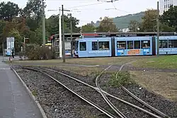 Gleisschleife Hauptbahnhof mit GT-N am Abfahrtsbahnsteig stadteinwärts, nach links die Gleise zur Innenstadt