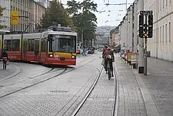 GT-N biegt am Gleisdreieck in die Juliuspromenade ein