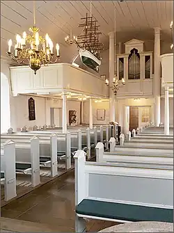 Schiffsmodell und Orgel