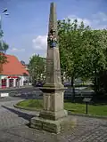 Kursächsische Postmeilensäule in Form einer Distanzsäule von 1723 an der Meißner Gasse, ehem. vorm Meißner Tor