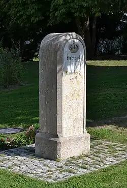 Stationsstein vor der Schule