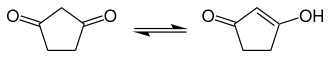Strukturformeln der Diketon- und Enol-Form von 1,3-Cyclopentandion