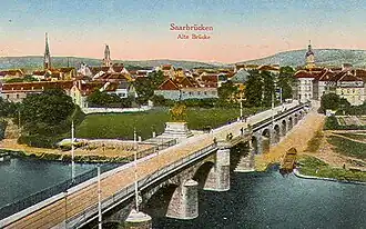 Alte Brücke, Zustand nach 1904 mit Kaiser-Wilhelm-Denkmal, links und rechts am St. Johanner Ufer die Bleichwiesen
