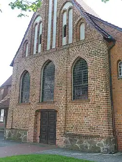 Nordquerhaus, Blendengie­bel alt, unter­halb erneuert