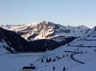 Valschavielkamm mit Schassnergrat (links, schneebedeckt), Versalspitze (Mitte, dunkel) und dem Strittkopf (rechts hinten, schneebedeckt). Im Vordergrund Vermuntsee und Obervermuntwerk I.