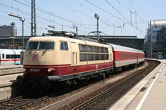 103 245-7 mit einem Autozug nach Salzburg in München&nbsp;Hbf (Juni 2007)