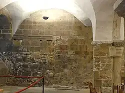 Westverlängerung der Westkrypta, rechts Halbsäule das älteren Teils