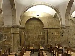 Westkrypta, ursprüngliches Westjoch, vor­ge­zogene Nordwand mit Nische