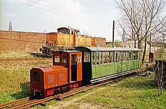 Eine V60 (DB-Bau­rei­he 346) auf Höhe des Bahn­hofs der Mu­seums­feld­bahn Leip­zig-Lin­de­nau.