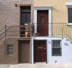 Typische Türen am Dennett Place