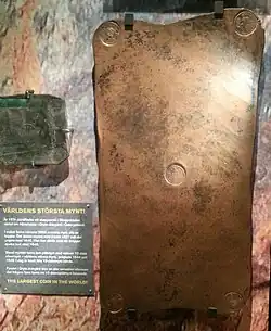 Eine rechteckige aufrecht stehende Kupferplatte