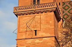 Die Sonnenuhr am Basler Münster zeigt die alte Basler Zeit.