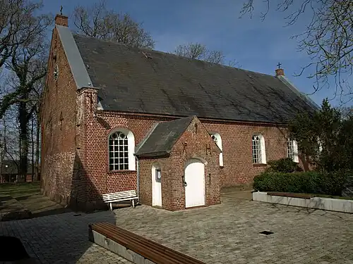 Die turmlose Kirche aus dem 16.&nbsp;Jahrhundert