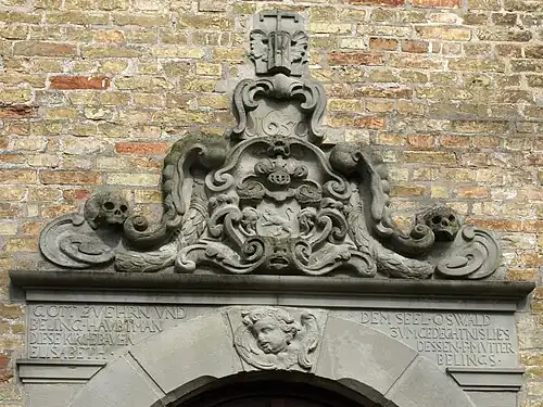 Aufsatz mit Stifterwappen, Sanduhr und Inschrift (s.&nbsp;o.)