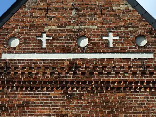 Romanisches Mauerwerk am Ostgiebel