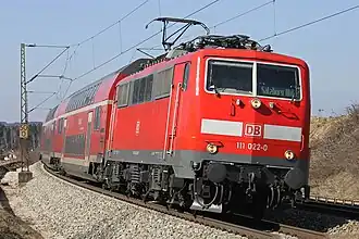 111 022 mit Doppelstockwagen als Regionalexpress zwischen München und Salzburg