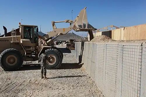 Hesco bastion wird befüllt