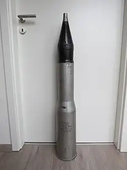 Eine deaktivierte 115-mm-OF-11-Sprenggranate mit Patrone