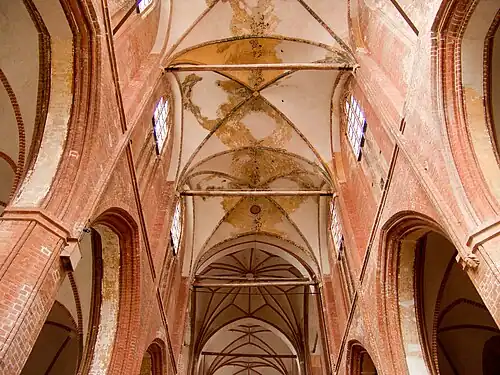 Erhaltene Kreuzrippengewölbe des Chors, rekonstruiertes Sterngewölbe der Vierung (Juli 2009)