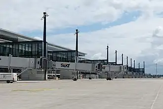 Fluggastbrücken und Vorfeld am Hauptpier