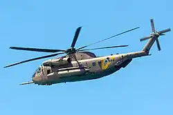 Eine israelische CH-53D Jasʿur der 118. Staffel „Night Raptors“ vom Militärflugplatz Tel Nof im Mai 2016 am Unabhängigkeitstag